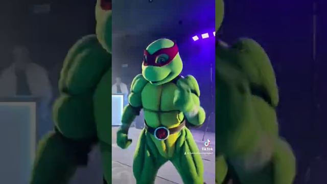 Раф и Майки заводят толпу) #черапашкининдзя #ninjasturtles смотреть онлайн