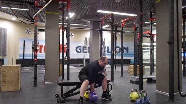 Рывковая протяжка одной рукой гирями 20+16. Kettlebells 20+16 one hand seated dead muscle snatch смотреть онлайн
