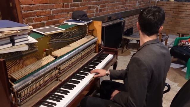 Found a broken piano "Ludovico Einaudi - Una Mattina" (Piano Performance) смотреть онлайн