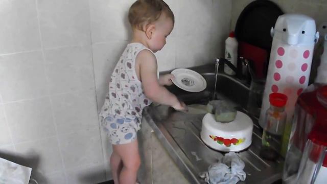 Так сын помогает маме мыть посуду смотреть онлайн