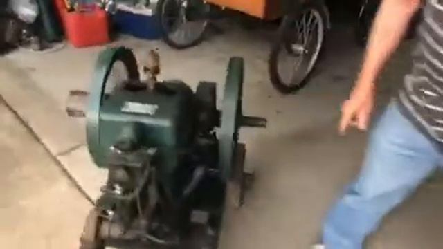 McCormick-Deering Hit & Miss Engine - 1 1/2 HP - 500 Speed - Runs Great! смотреть онлайн