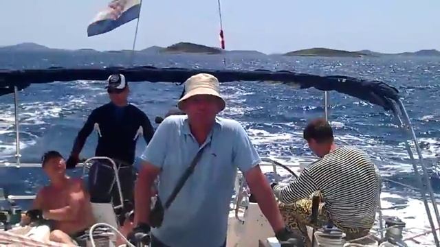 Бавария 47 под спинакером с ходом под 10 узлов смотреть онлайн