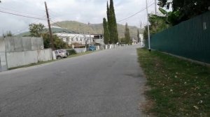 Иду по центральной улице села Лдзаа (Абхазия) и показываю инфраструктуру