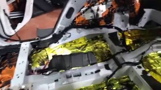 Если Мерседес - это еще не повод отказывать себе в его доработке, устанавливаем шумо виброизоляцию