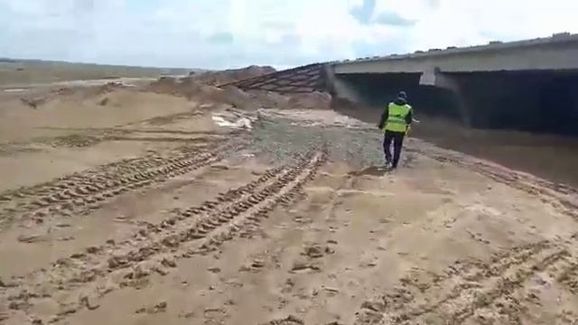 Устройство откосов на мосту Жарлы. ПК 140+29,18. Дата 12.05.2020 г. смотреть онлайн