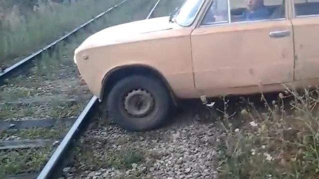Переезд через рельсы смотреть онлайн
