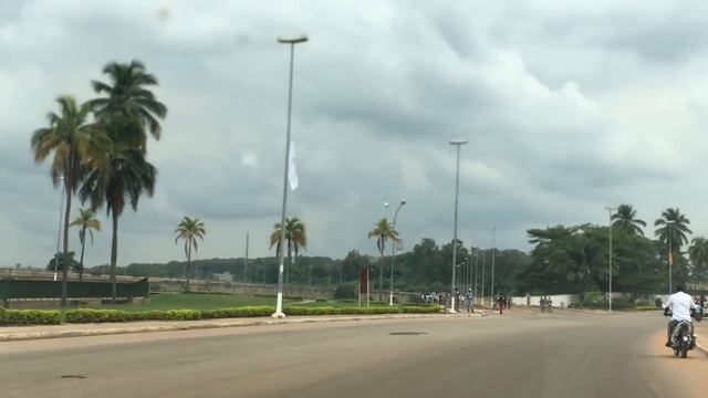 Driving around Yamoussoukro, Ivory Coast Capital. Nice City!! Côte d'Ivoire... смотреть онлайн