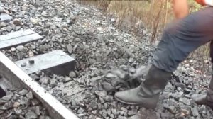 Как поменять шпалу на железной дороге.