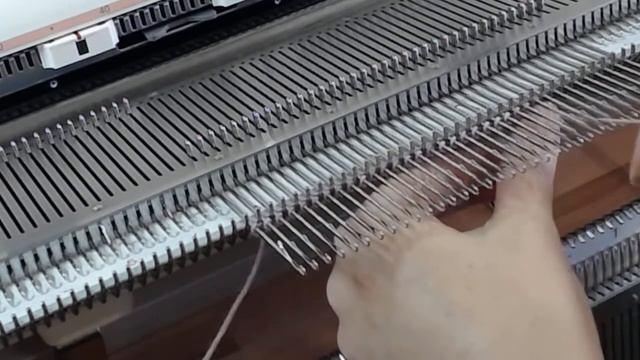 Набор петель на вязальной машине - методом обвития игл. смотреть онлайн