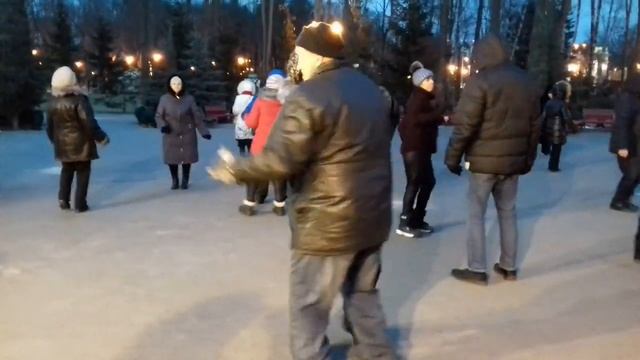 Спасательный круг!!! Красивые танцы в парке Горького!!! Харьков Февраль 2021 смотреть онлайн