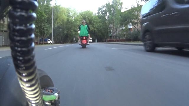 Молодец, в шлеме едет. #biker #uev смотреть онлайн