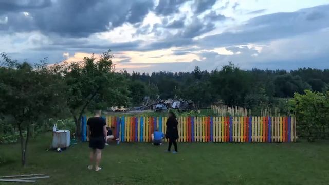 Покраска забора в цвет радуги Ч.2 смотреть онлайн