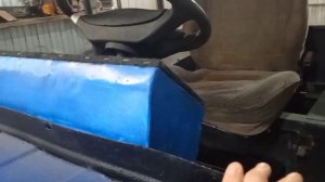 начал остеклять кабину на самодельном тракторе.
