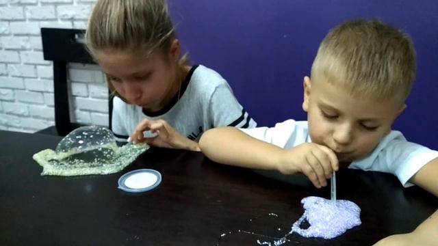 Надуваємо лизуни (слайми) | Надуваем лизуны (слаймы) | Slime Bubble Blowing | Babasiky смотреть онлайн