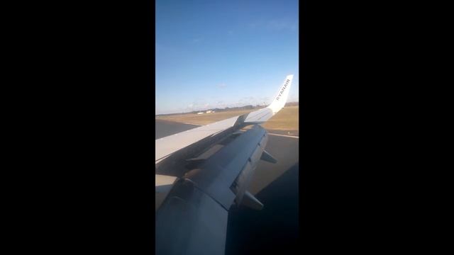 Ryanair smooth landing Bordeaux Merignac - Cabin view смотреть онлайн