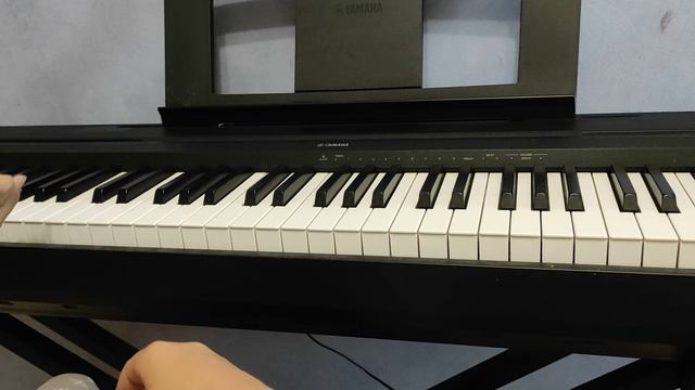 учу вас играть песенку из тик тока на фортепиано)))😁 смотреть онлайн