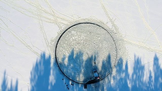 Карусель во льду. Зимний аттракцион. Крутящиеся льдина. смотреть онлайн