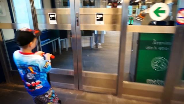 Sweden, Stockholm, Handen train station, 2X SMW elevator - going down to platform level смотреть онлайн