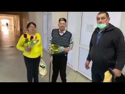 Анвар Нургалиев әнисен котларга  больницага килә