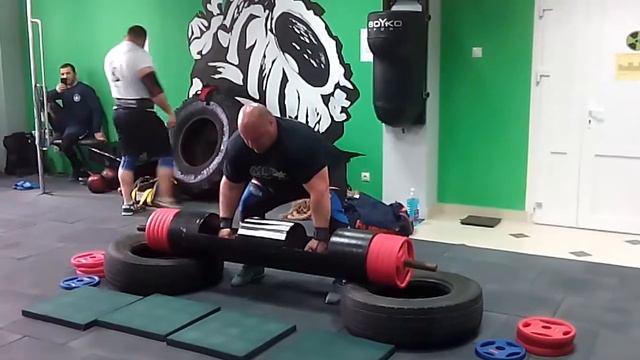 Видас Блекайтис (Литва), бревно - 160 кг на 3 раза с груди, показательные в 