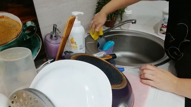 Готовлю сырники/уборка в кухне. смотреть онлайн