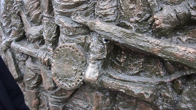 В Актау установленные героям ВОВ барельефы начали разрушаться