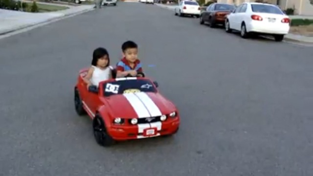 Ребёнок делает дрифт на игрушечной машине смотреть онлайн