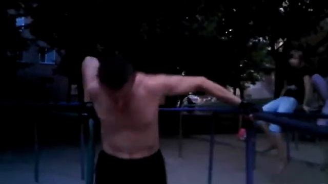 Брусья. Отжимание на одной руке с утяжелителями(6кг.) смотреть онлайн