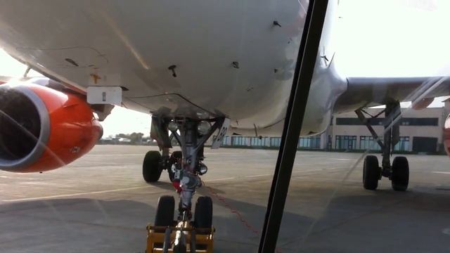 EasyJet Airbus A319 push-back at Ronaldsway Airport, Isle Of Man (HD) смотреть онлайн