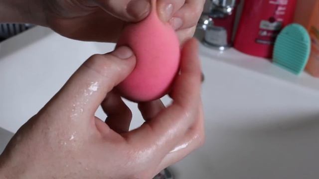 EASIEST Way To Clean Beauty Blender & Foundation Brushes | My Hack! смотреть онлайн