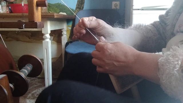 Прядение собачьей шерсти прямо с чёсок. смотреть онлайн