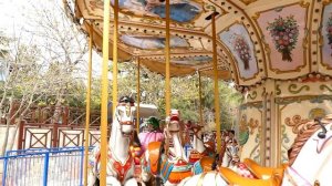 Золушка покаталась на карете. Карусель лошадки. Парк аттракционов. (Часть 13)