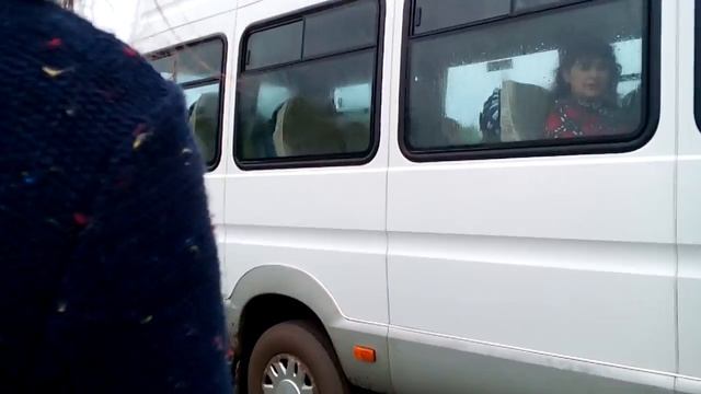 Вытягивание загрузшего автобуса без трактора смотреть онлайн