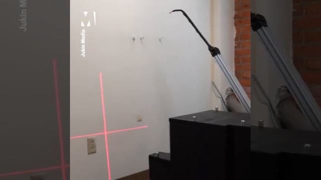 Chaotic robot decorator makes a huge mess... смотреть онлайн