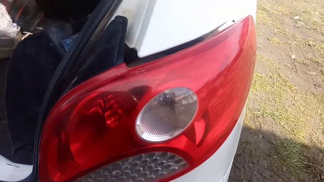 Sacando faro trasero de Peugeot 207