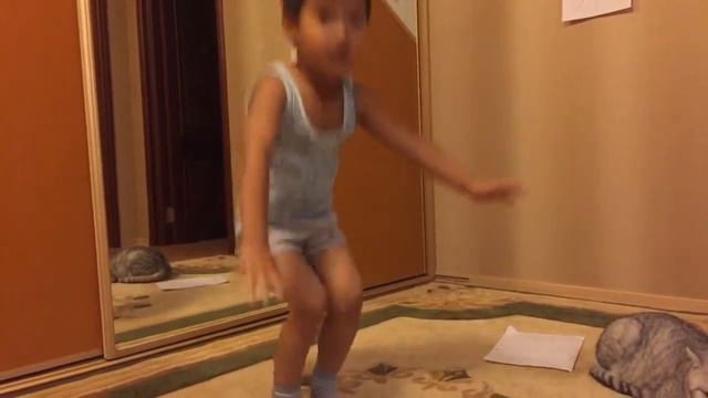 Лёня дома один! Боится темноты!