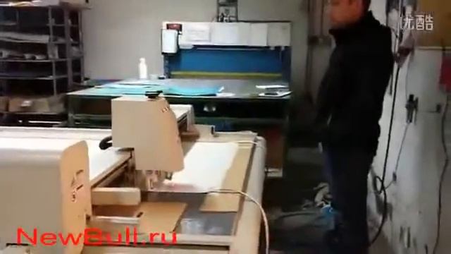 Планшетный режущий плоттер DCZ с ЧПУ в процессе резки запечатанного материала, режущий плоттер и ра смотреть онлайн