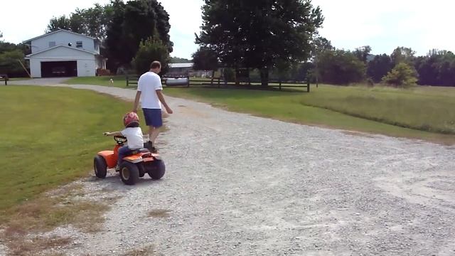 3 year old on 4 wheeler doing brodies смотреть онлайн