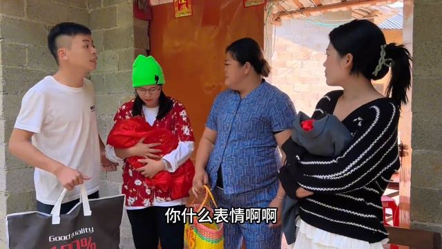 嫌弃儿媳生女赶出家门，最后儿子做法让人大快人心 смотреть онлайн