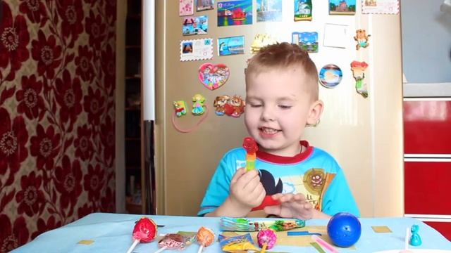 Чупа-чупсы, карамель на палочке, свисток-фонарик, пробуем сладости смотреть онлайн