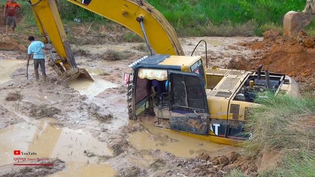 Unexpected Excavator Sink Mud Underwater - Caterpillar 312B Very Difficult Recovery