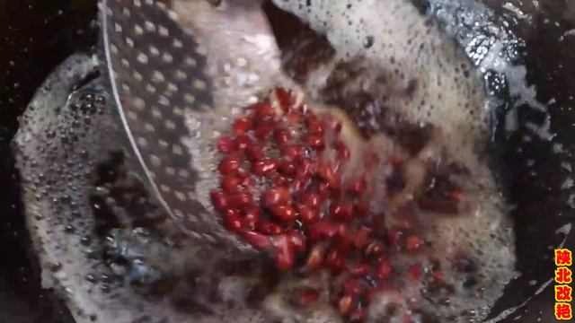 改艳花10元钱买两副猪肺！奇葩食材做香酥炸猪肺，香辣爽脆好吃的很过瘾！【陕北改艳】 смотреть онлайн