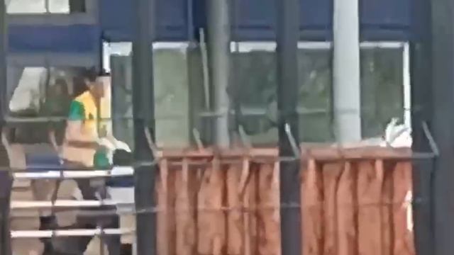 Санкт-Петербург. IKEA. Сотрудники уничтожают сковородки под дождем смотреть онлайн