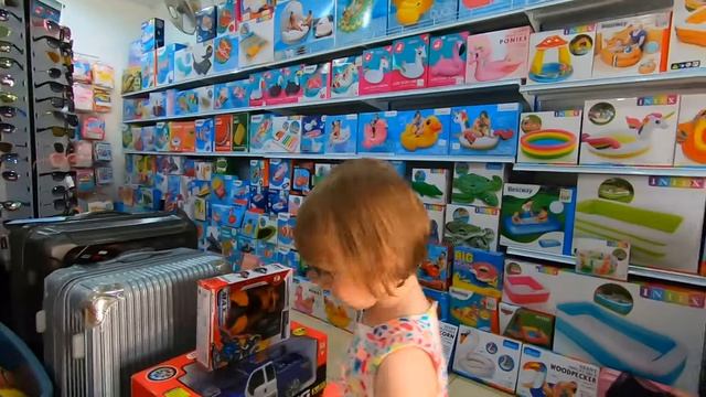 Алена в магазине игрушек для бассейна. Алена выбирает надувной детский матрас. Детский канал Алена смотреть онлайн
