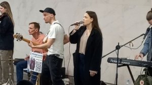 «Оставайся мальчик с нами, будешь нашим королём». Крутая версия из подземки