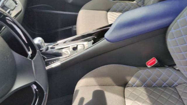 2021 Toyota C-HR XLE смотреть онлайн