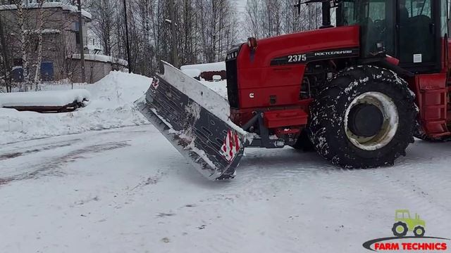 Трактор РСМ-2375 на расчистке снега отвалом от "Ярославича" смотреть онлайн