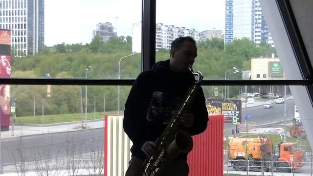 Музыка в метро. Владимир Качура саксофон 08.05.2023 смотреть онлайн