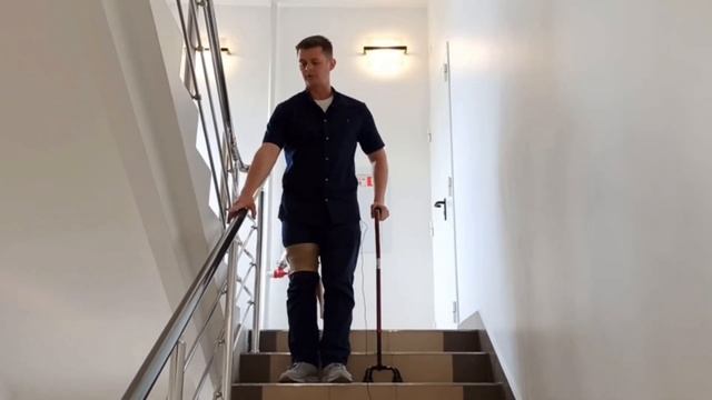 Как правильно ходить по лестнице с тростью. Травма. Инсульт. Трость смотреть онлайн