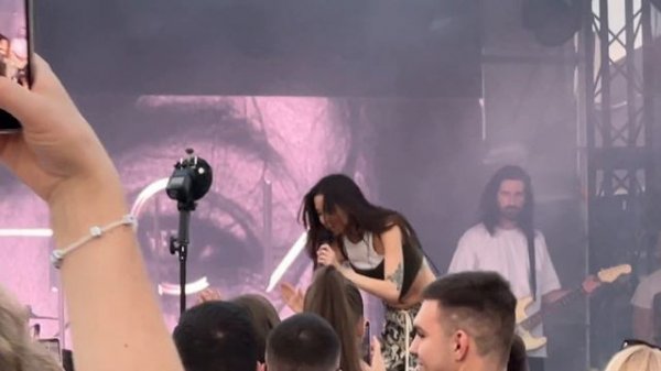 #dorofeeva #дорофеева #кохаюаленезовсім #різнокольорова #вижили Надя Дорофеєва живий концерт